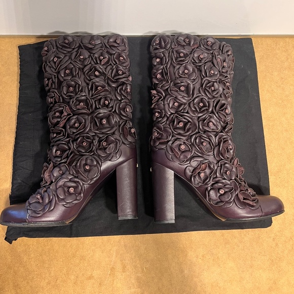 STUNNING Chanel Camellia Boots - Picture 2 of 12
